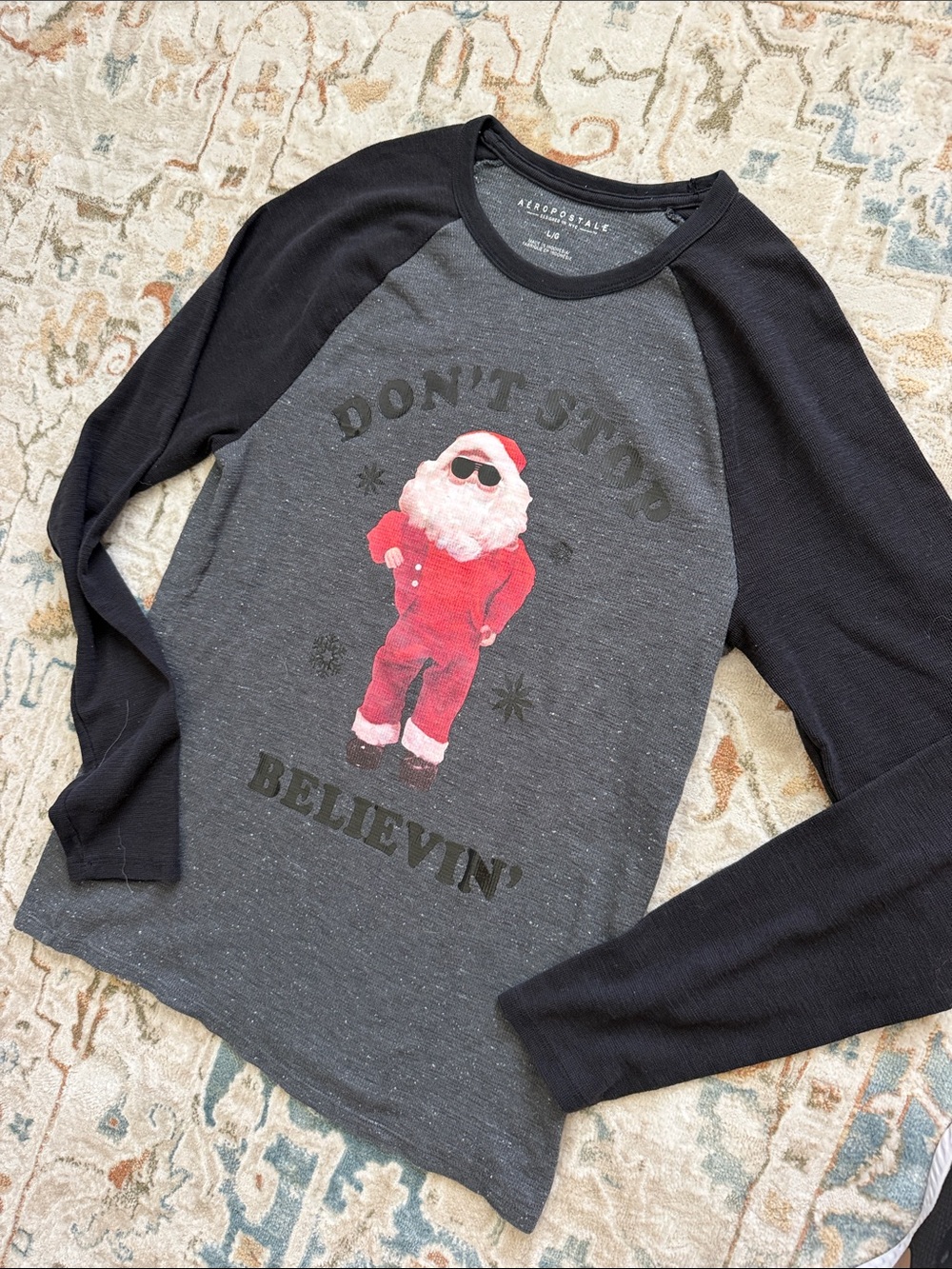 Aeropostale Men’s Black & Charcoal 'Don't Stop Believin'' Santa Raglan Tee LARGE